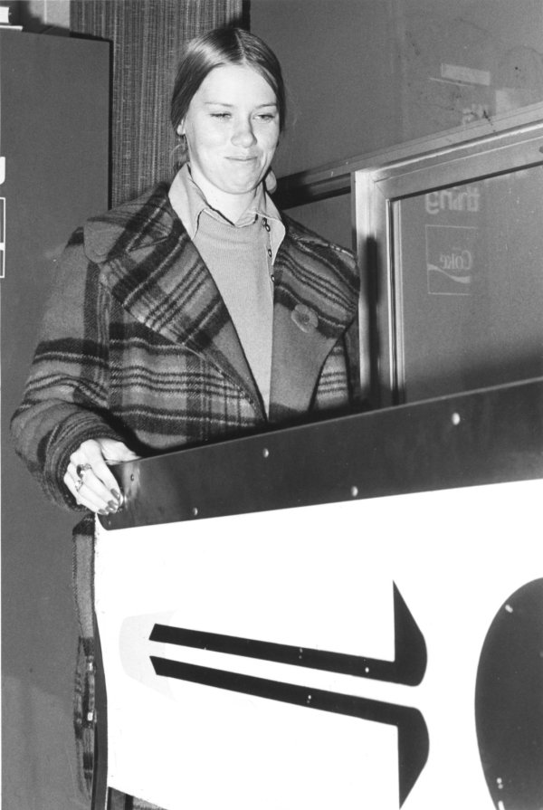 Laurier-woman-pinball